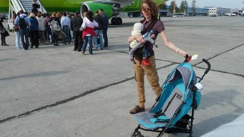 Можно ли брать в самолет детскую коляску
